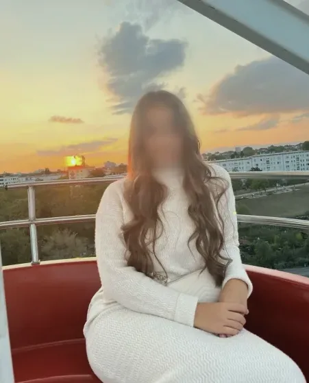Melanie, 19